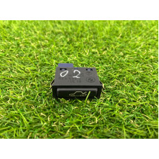 Кнопка открывания крышки багажника