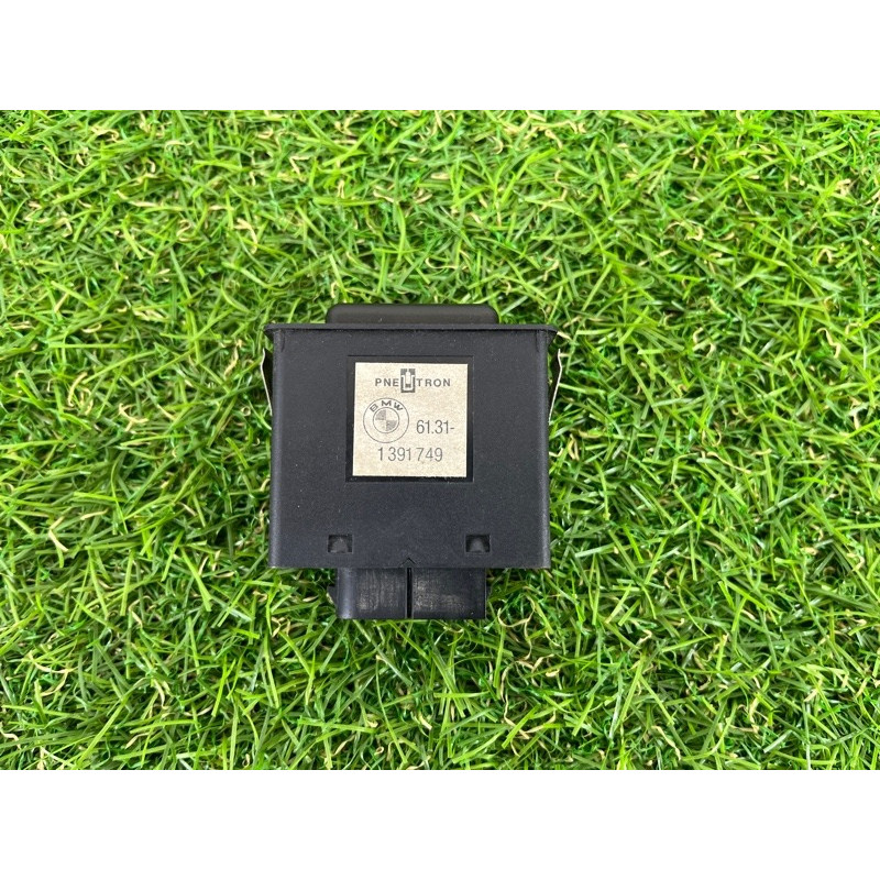 Кнопка подогрева заднего стекла (электрика / кнопки) BMW 5-series E34 61311391749