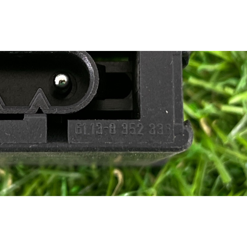 Крепление переносной лампы с подзарядкой (электрика) BMW 7-series E38 61138352336