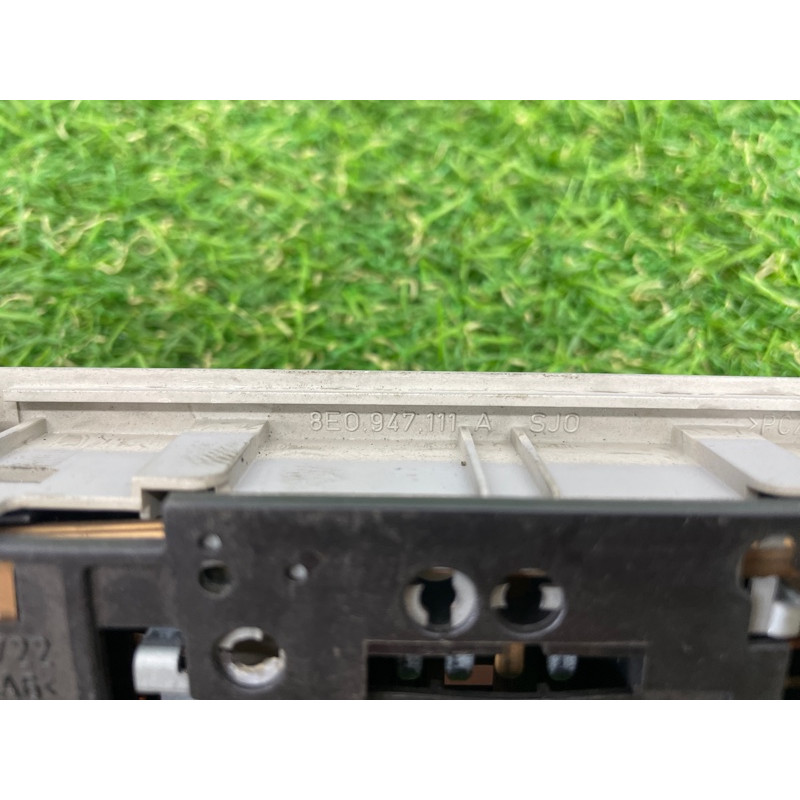 Плафон салона (салон) AUDI A4 B6 2.4BDV 8E0947111A