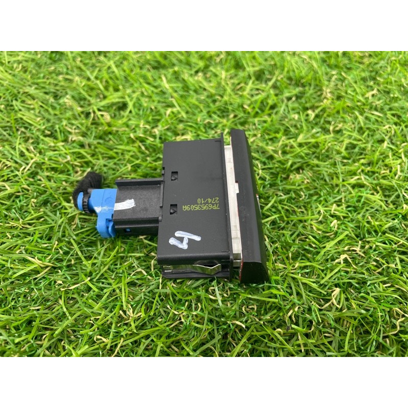 Кнопка аварийной сигнализации (электрика / кнопки) Volkswagen Touareg NF 2011 3.6 7P6953509A