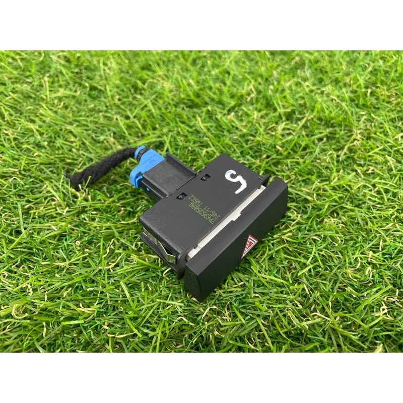 Кнопка аварийной сигнализации (электрика / кнопки) Volkswagen Touareg NF 2012 3.0 7P6953509A