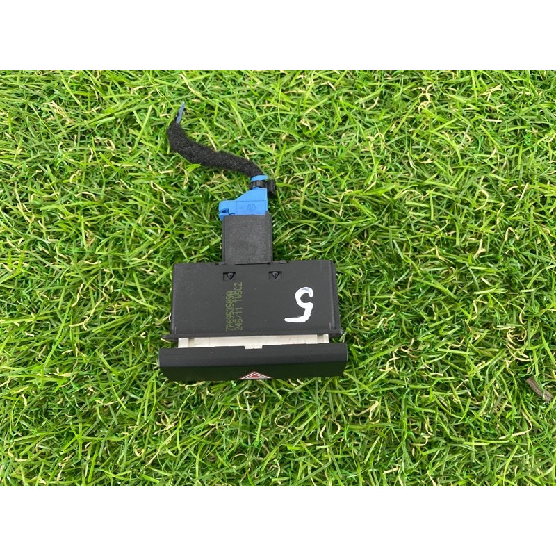 Кнопка аварийной сигнализации (электрика / кнопки) Volkswagen Touareg NF 2012 3.0 7P6953509A