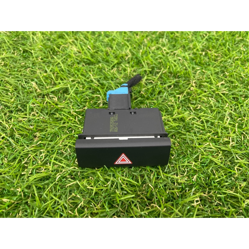 Кнопка аварийной сигнализации (электрика / кнопки) Volkswagen Touareg NF 2012 3.6 7P6953509A