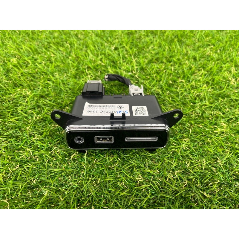 Гнездо USB/AUX (электрика) Jeep Grand Cherokee WK2 2017 3.6 68258696AA