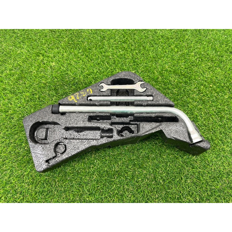 Комплект инструмента (аксессуары) AUDI Q7 4L 2014 3.0 TFSi CTWB 4L0012113E