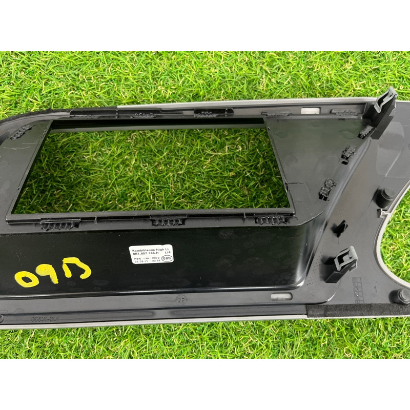 Декоративная накладка торпедо (салон) AUDI A4 B8 2012 2.0 TFSI 8K1857186HR66