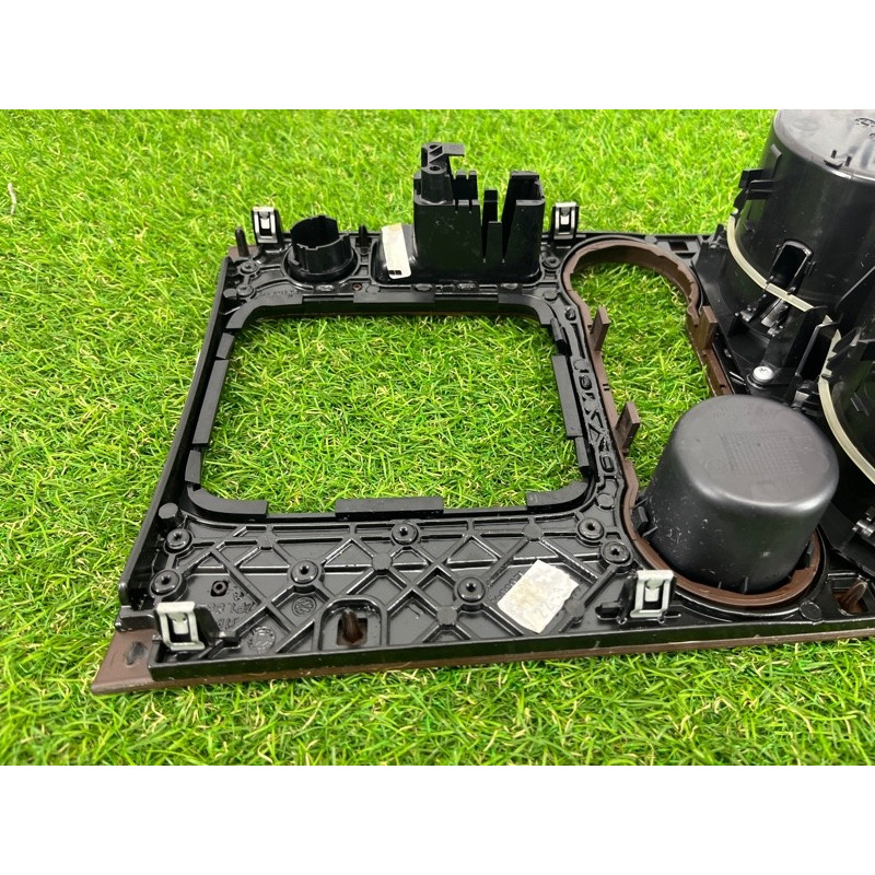 Декоративная накладка центральной консоли (салон) Volkswagen Touareg NF 2012 3.0 7P1863212CME1