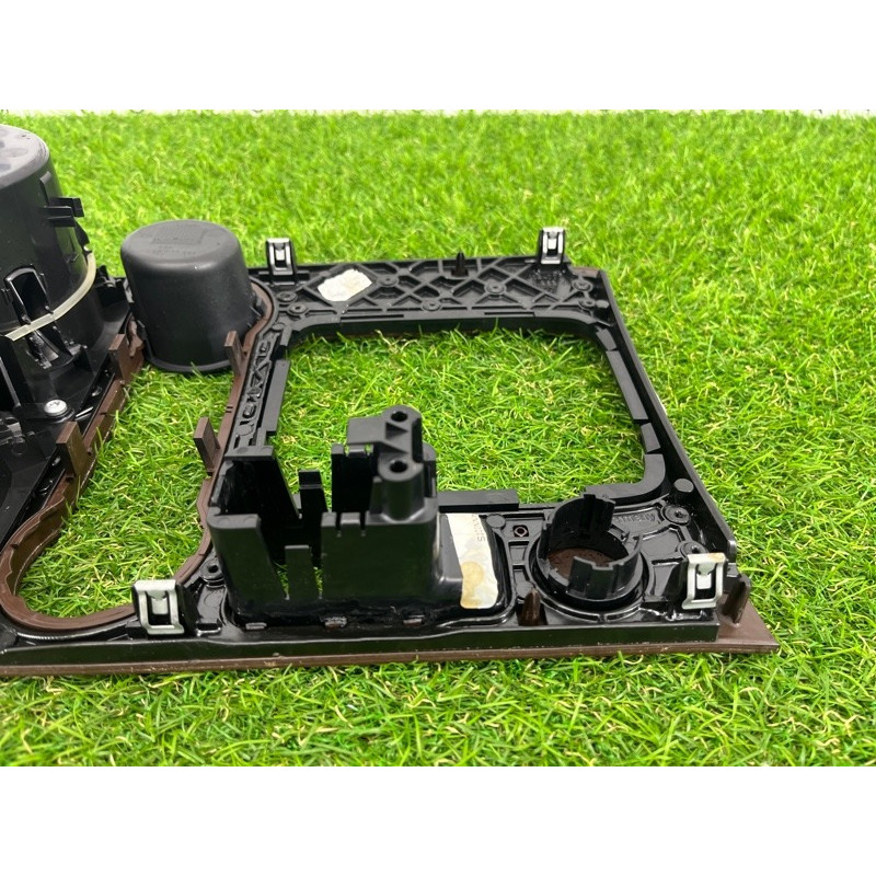 Декоративная накладка центральной консоли (салон) Volkswagen Touareg NF 2012 3.0 7P1863212CME1