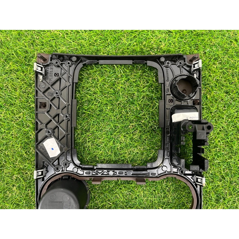 Декоративная накладка центральной консоли (салон) Volkswagen Touareg NF 2011 3.6 7P1863212CME1