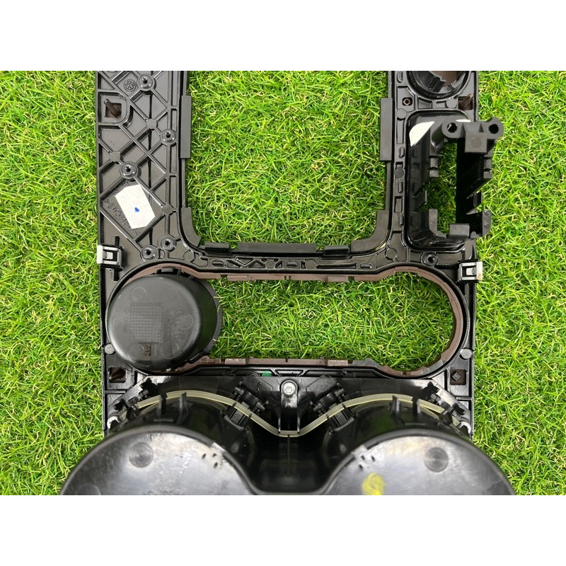 Декоративная накладка центральной консоли (салон) Volkswagen Touareg NF 2011 3.6 7P1863212CME1