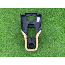 Крепление центральной консоли