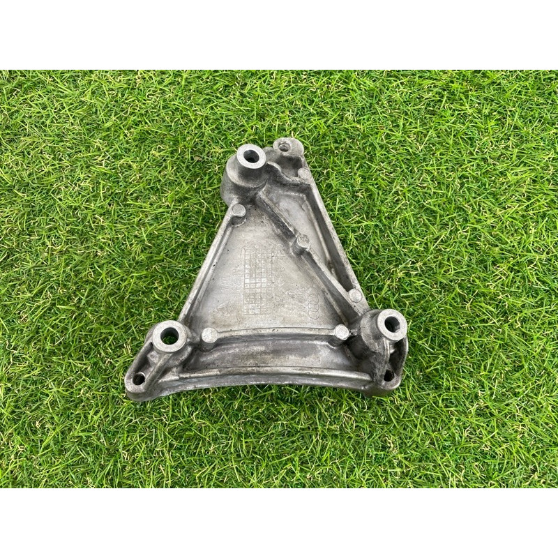 Кронштейн компрессора кондиционера (кронштейны двигателя) AUDI Q7 4L 2014 3.0 TFSi CTWB 06E260835C