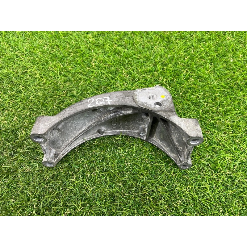 Кронштейн генератора (кронштейны двигателя) AUDI Q7 4M 2018 3.0 TFSi 06E903143D