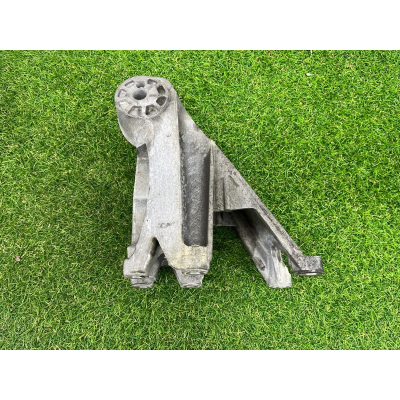 Кронштейн подушки двигателя (кронштейны двигателя) Volkswagen Touareg NF 2012 3.6 03H199308