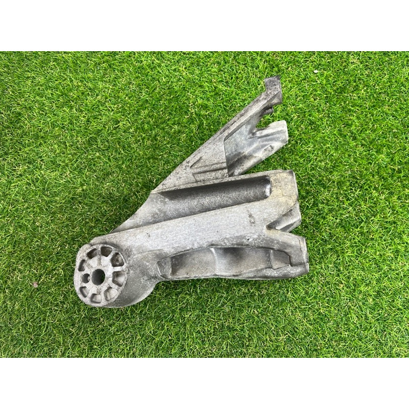 Кронштейн подушки двигателя (кронштейны двигателя) Volkswagen Touareg NF 2012 3.6 03H199308