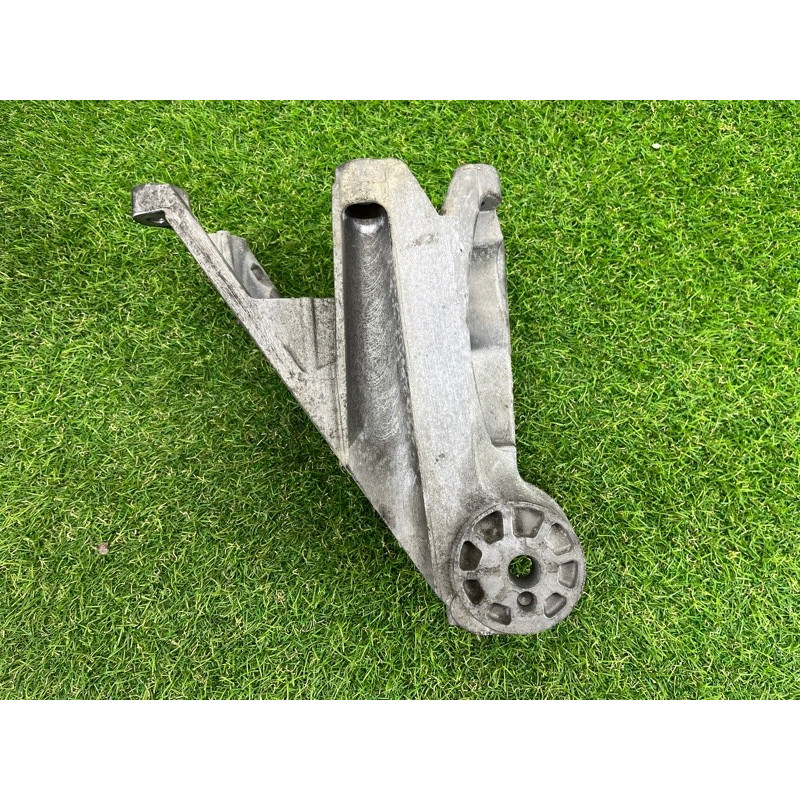 Кронштейн подушки двигателя (кронштейны двигателя) Volkswagen Touareg NF 2012 3.6 03H199308