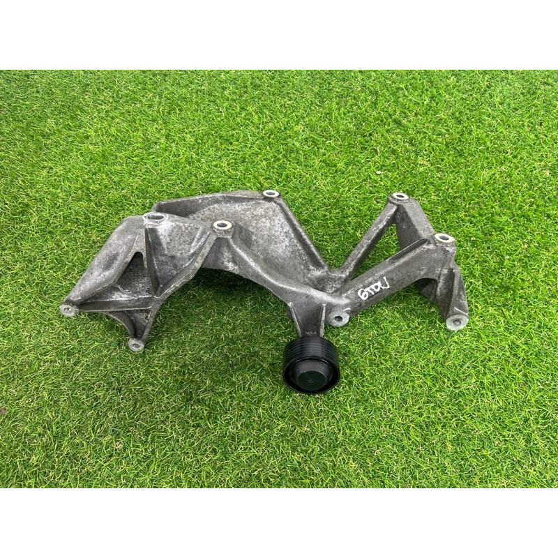 Кронштейн генератора (кронштейны двигателя) Volkswagen Touareg NF 2012 3.6 03H260087E