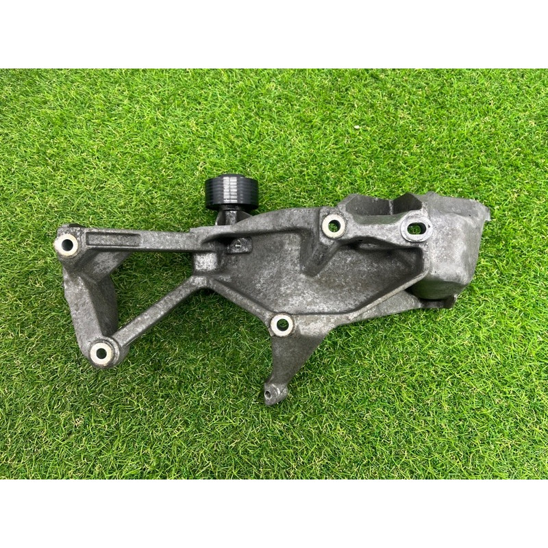 Кронштейн генератора (кронштейны двигателя) Volkswagen Touareg NF 2012 3.6 03H260087E