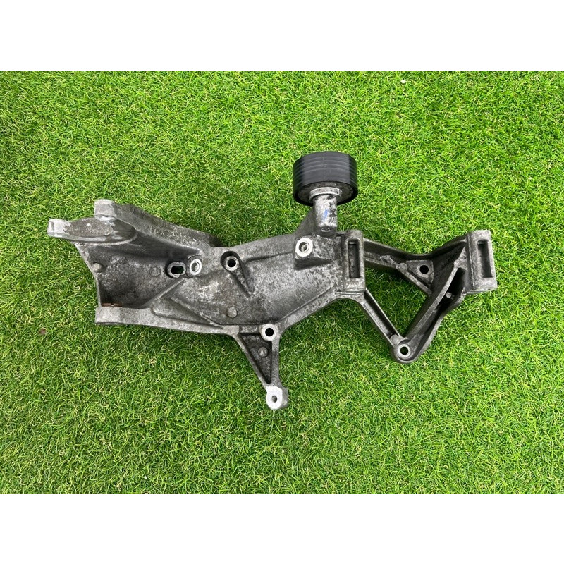 Кронштейн генератора (кронштейны двигателя) Volkswagen Touareg NF 2012 3.6 03H260087E