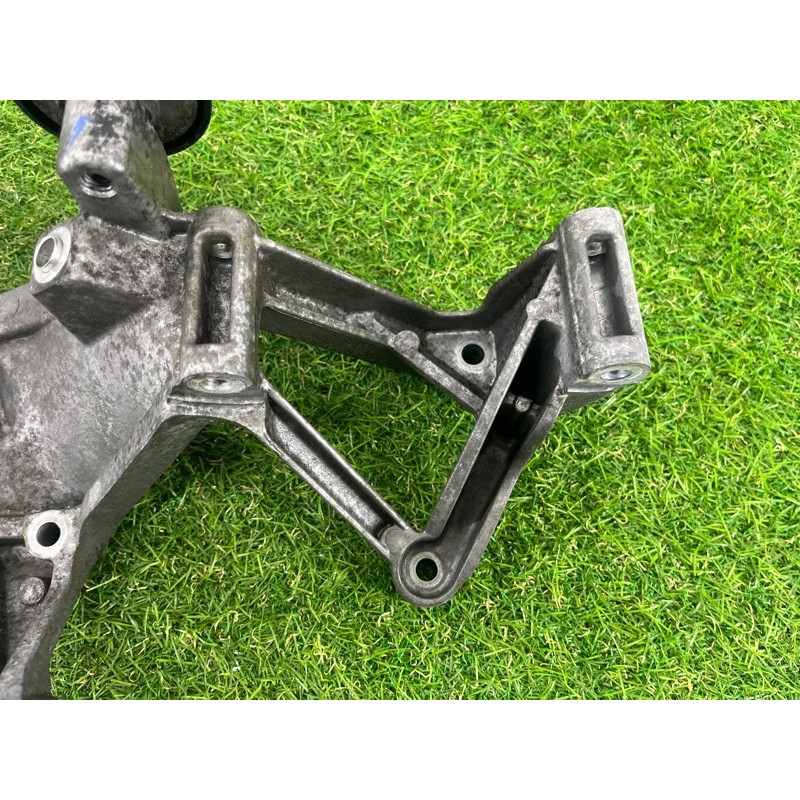 Кронштейн генератора (кронштейны двигателя) Volkswagen Touareg NF 2012 3.6 03H260087E