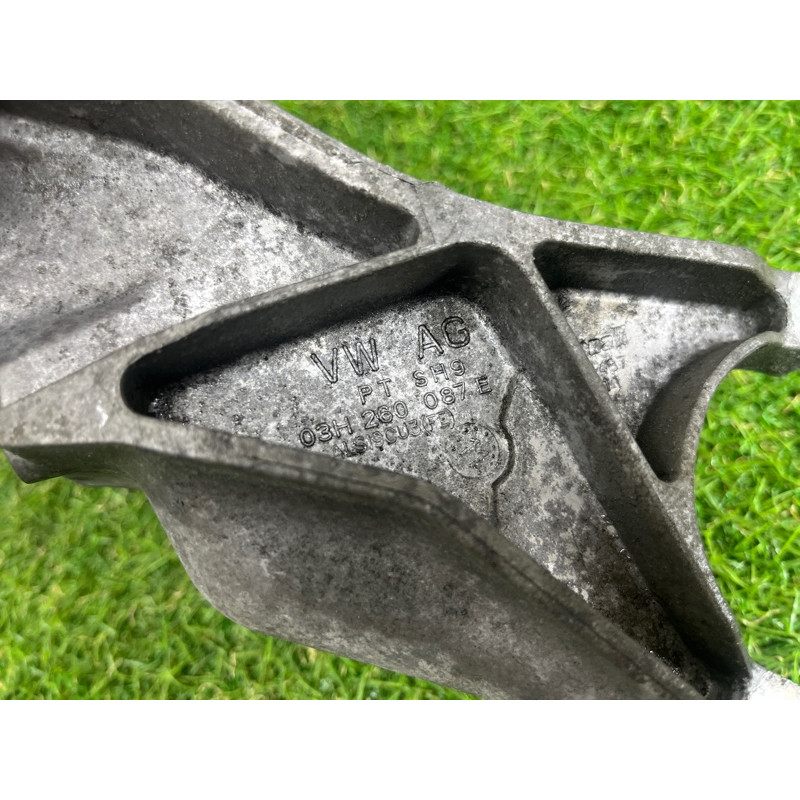 Кронштейн генератора (кронштейны двигателя) Volkswagen Touareg NF 2012 3.6 03H260087E