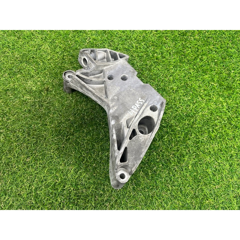 Кронштейн двигателя (кронштейны двигателя) Volkswagen Passat B7 2016 1.8 06K199207A