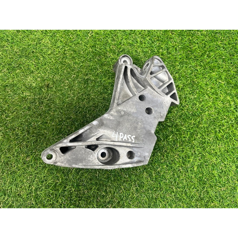 Кронштейн двигателя (кронштейны двигателя) Volkswagen Passat B7 2016 1.8 06K199207A