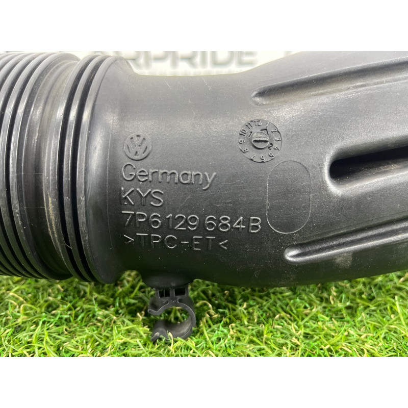 Патрубок воздушного фильтра (впускная система) Volkswagen Touareg NF 2012 3.6 7P6129684B