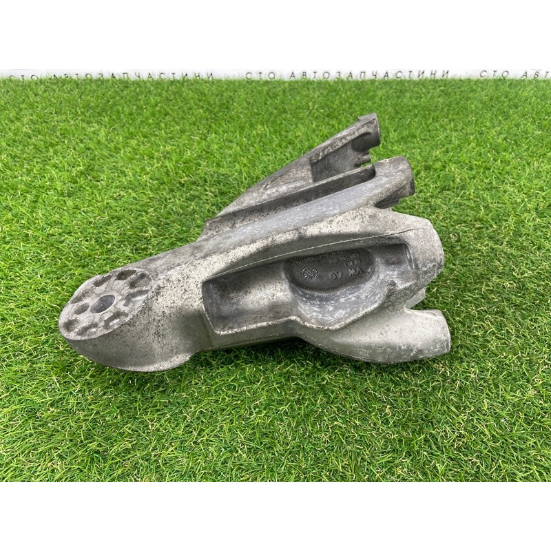 Кронштейн подушки двигателя (кронштейны двигателя) Volkswagen Touareg NF 2011 3.6 03H199308
