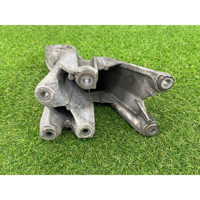 Кронштейн подушки двигателя (кронштейны двигателя) Volkswagen Touareg NF 2011 3.6 03H199308