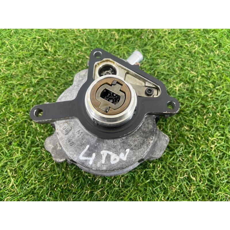 Вакуумный насос (тормозная система) AUDI A4 B8 2012 2.0 TFSI 06J145100G