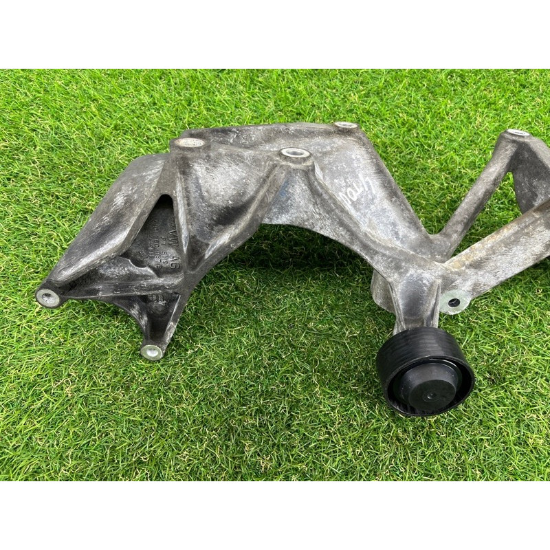 Кронштейн генератора (кронштейны двигателя) Volkswagen Touareg NF 2011 3.6 03H260087E