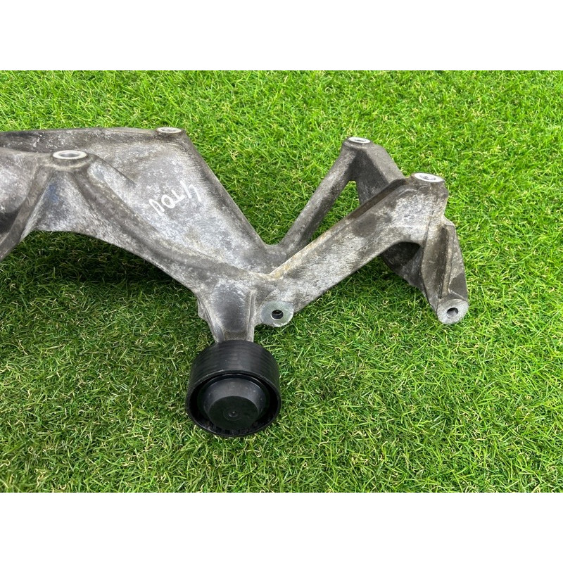 Кронштейн генератора (кронштейны двигателя) Volkswagen Touareg NF 2011 3.6 03H260087E