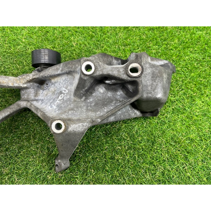 Кронштейн генератора (кронштейны двигателя) Volkswagen Touareg NF 2011 3.6 03H260087E