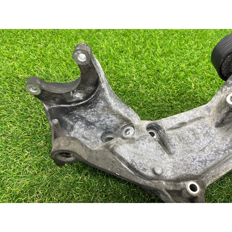 Кронштейн генератора (кронштейны двигателя) Volkswagen Touareg NF 2011 3.6 03H260087E