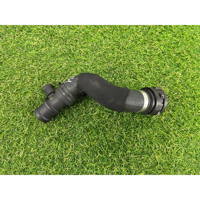 Патрубок (система охлаждения) AUDI A4 B8 2012 2.0 TFSI 8K0121051C