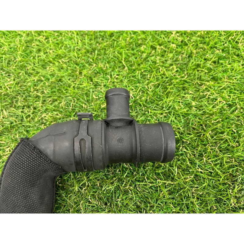 Патрубок (система охлаждения) AUDI A4 B8 2012 2.0 TFSI 8K0121051C