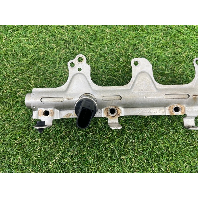 Топливная рампа (топливная система) AUDI A4 B8 2012 2.0 TFSI 06J133317M