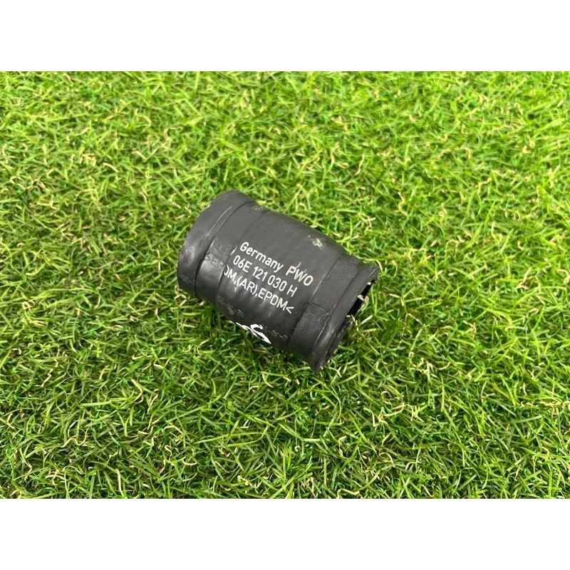 Патрубок (система охлаждения) AUDI Q7 4M 2017 3.0 TFSi CREC 06E121030H