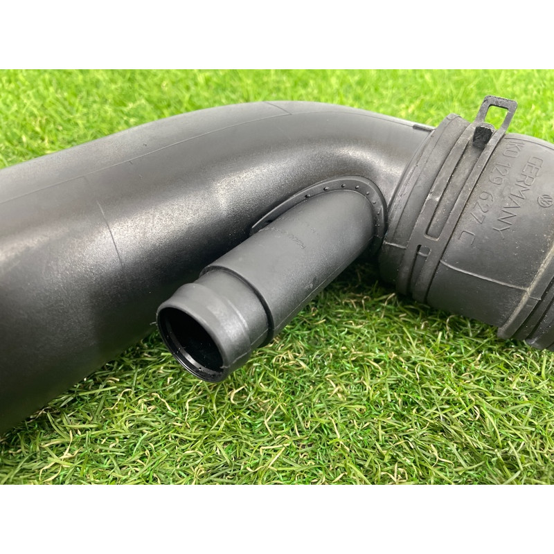 Патрубок воздушного фильтра (впускная система) Volkswagen Passat B7 2016 1.8 5C0129654