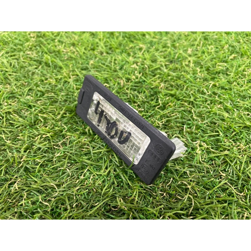 Плафон подсветки номера (оптика) Volkswagen Touareg NF 2011 3.6 5N0943021