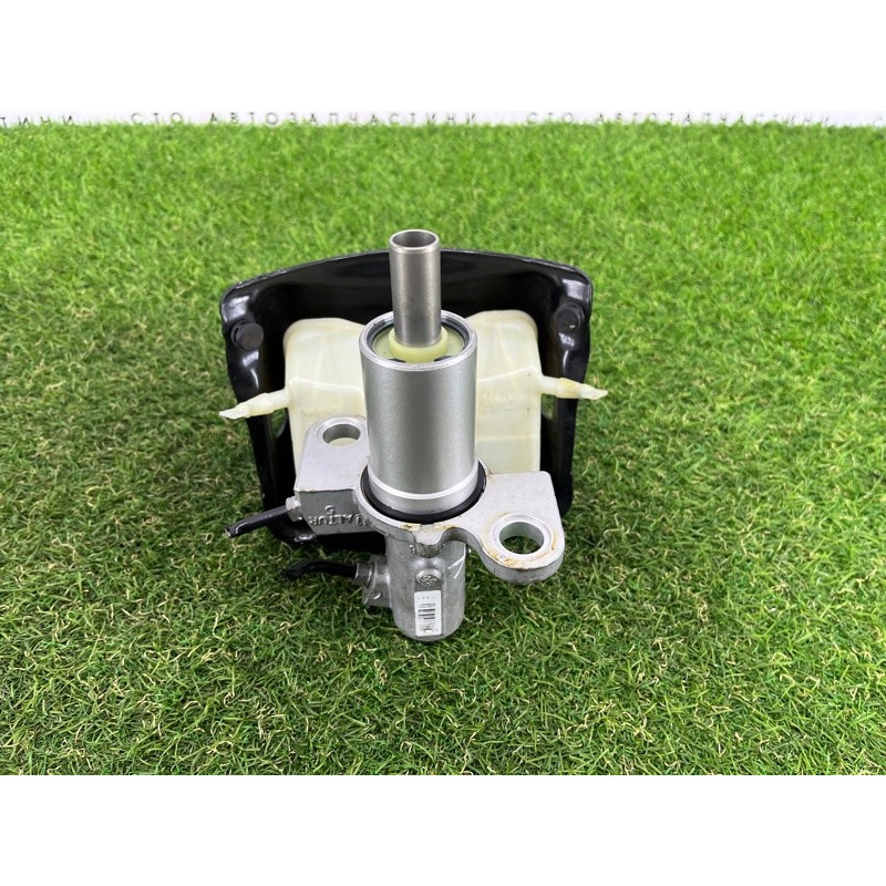 Главный тормозной цилиндр (тормозная система) AUDI A4 B8 2012 2.0 TFSI 8K0611021B