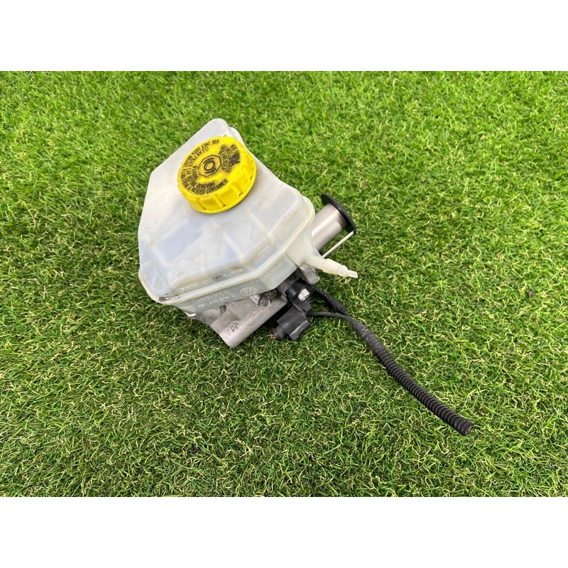 Головний гальмівний циліндр (гальмівна система) Volkswagen Touareg NF 2012 3.0 7P0611019