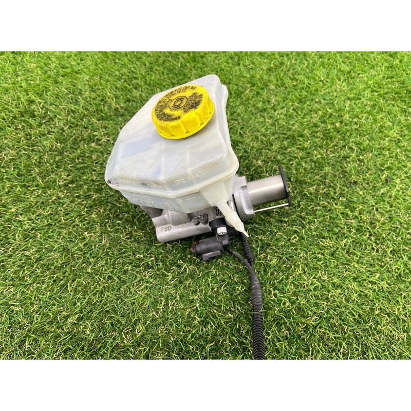 Головний гальмівний циліндр (гальмівна система) Volkswagen Touareg NF 2012 3.0 7P0611019