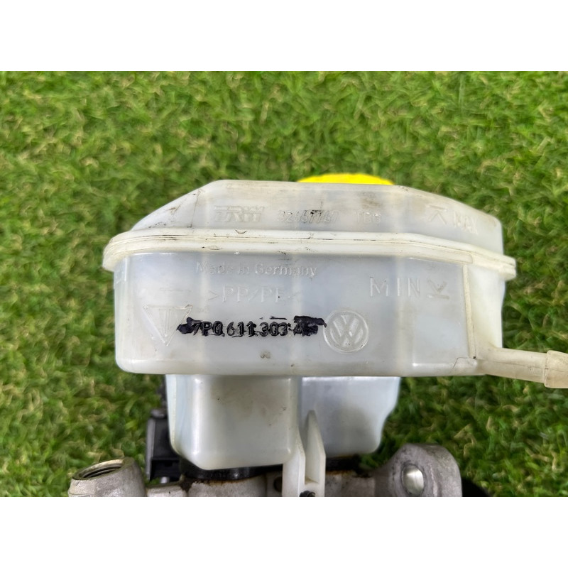 Головний гальмівний циліндр (гальмівна система) Volkswagen Touareg NF 2012 3.0 7P0611019