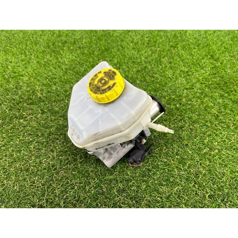 Головний гальмівний циліндр (гальмівна система) Volkswagen Touareg NF 2011 3.6 7P0611019