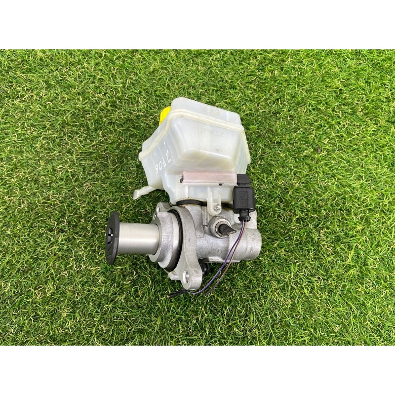 Головний гальмівний циліндр (гальмівна система) Volkswagen Touareg NF 2011 3.6 7P0611019