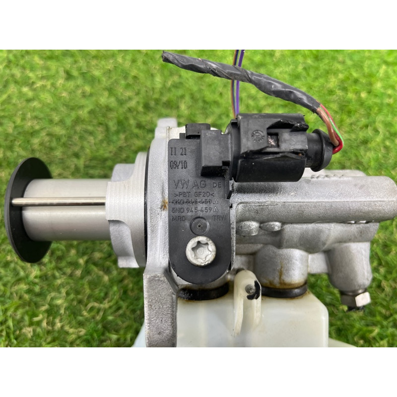 Головний гальмівний циліндр (гальмівна система) Volkswagen Touareg NF 2011 3.6 7P0611019