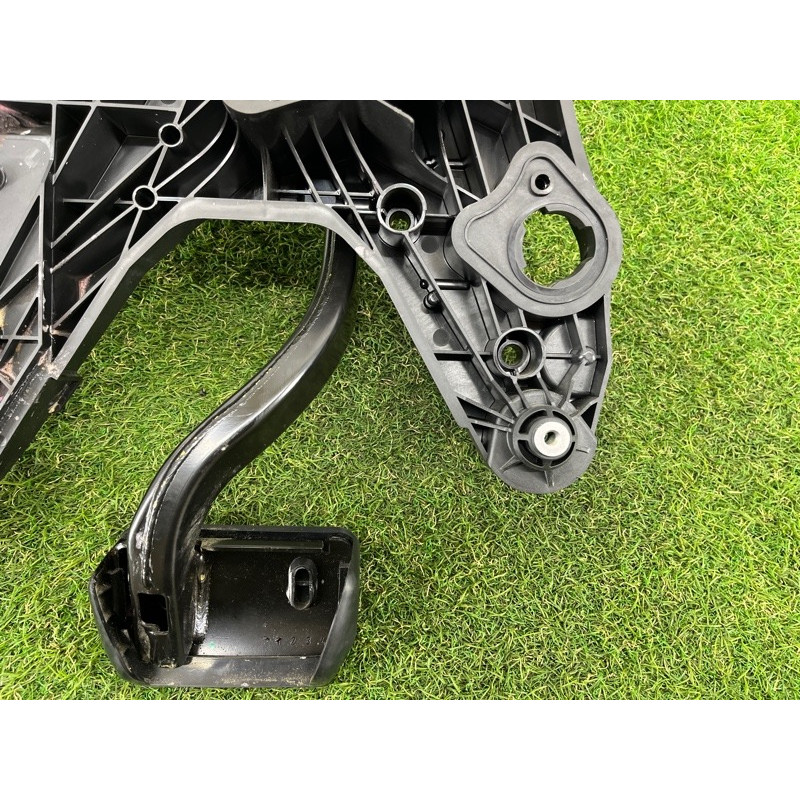 Педаль гальма з кронштейном (гальмівна система) Volkswagen Touareg NF 2011 3.6 7P0723142K